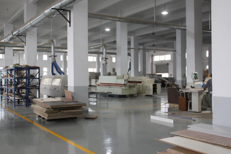 上海辦公家具廠卓越的現(xiàn)代化管理制度，認(rèn)真負(fù)責(zé)的福冠辦公家具全體員工，規(guī)范化流水作業(yè)，保障您的產(chǎn)品質(zhì)量。